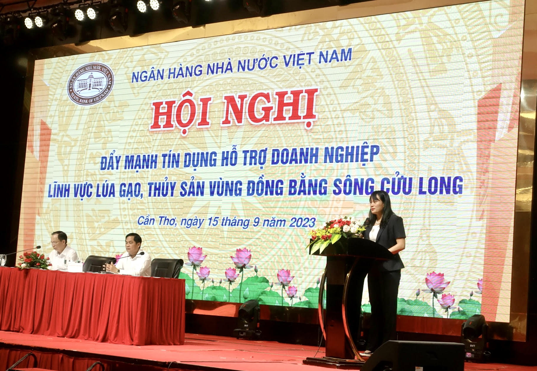 Bà Phùng Thị Bình - Phó Tổng Giám đốc Ngân hàng Agribank phát biểu tham luận tại Hội nghị